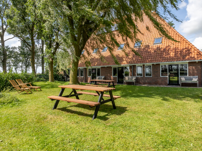 Vakantiehuis in Hindeloopen (Friesland) voor 23 personen met 9 slaapkamers.