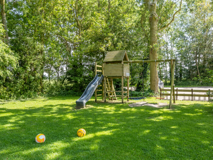 Vakantiehuis in Hindeloopen (Friesland) voor 23 personen met 9 slaapkamers.