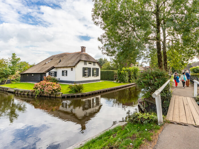 Vakantiehuis in Giethoorn (Overijssel) voor 12 personen met 4 slaapkamers.