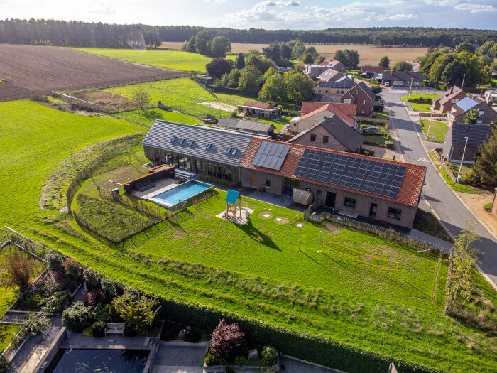 Vakantiehuis in Neeroeteren (De Kempen) voor 22 personen met 9 slaapkamers.