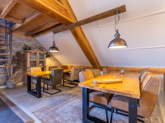 Vakantiehuis in Arnhem (Gelderland) voor 18 personen met 4 slaapkamers.