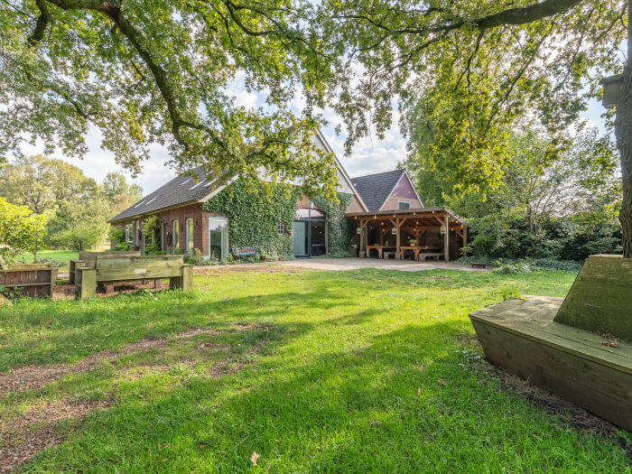 Vakantiehuis in Aalten (Gelderland) voor 28 personen met 12 slaapkamers.