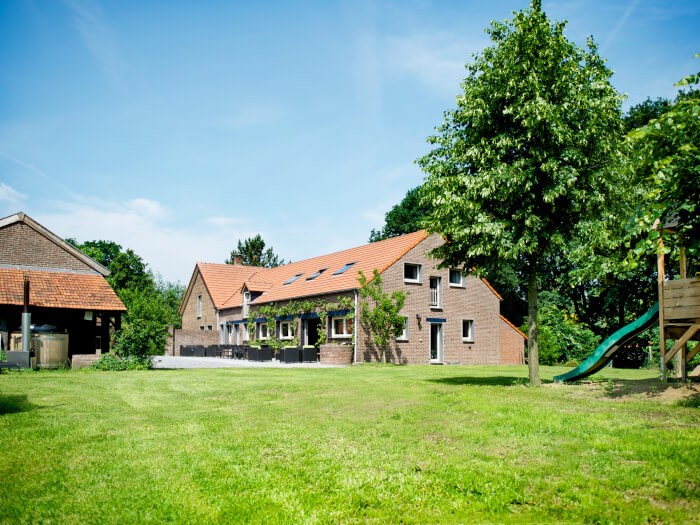 Vakantiehuis in Sevenum (Limburg) voor 30 personen met 15 slaapkamers.