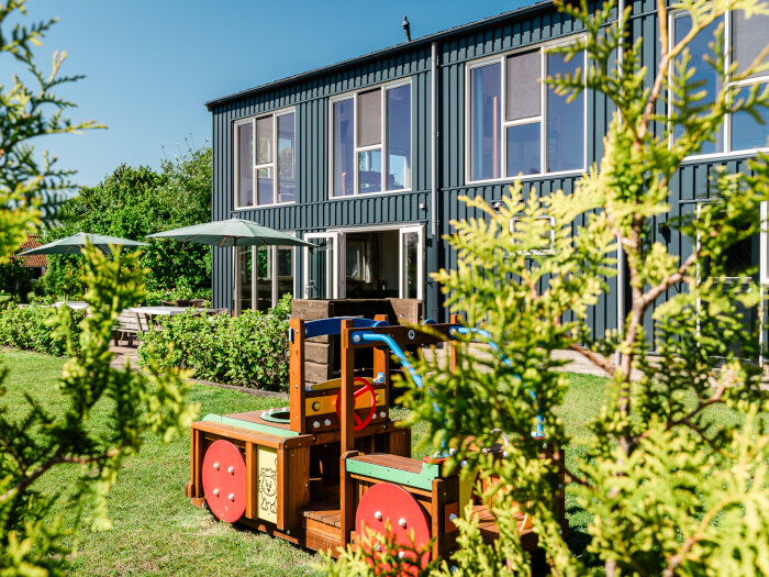 Vakantiehuis in Bovenkarspel (Noord-Holland) voor 35 personen met 7 slaapkamers.