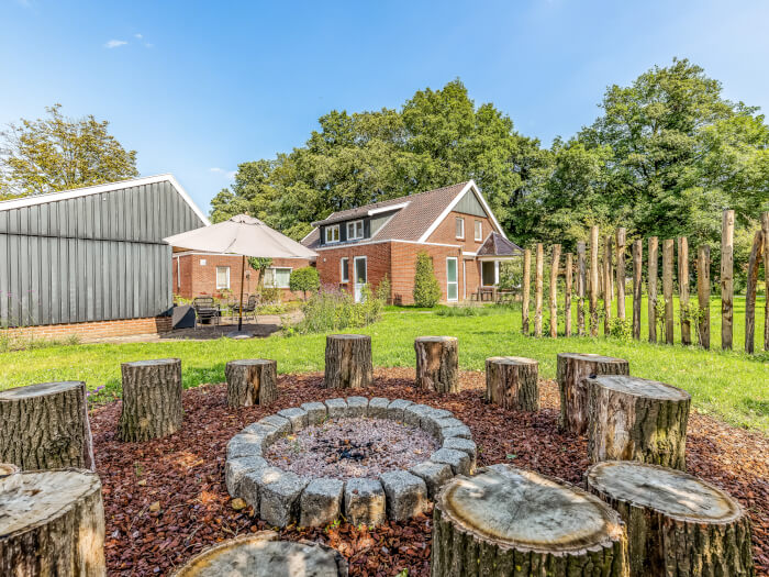 Vakantiehuis in Lattrop-Breklenkamp (Overijssel) voor 10 personen met 4 slaapkamers.
