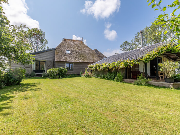 Vakantiehuis in Holwerd (Friesland) voor 19 personen met 6 slaapkamers.