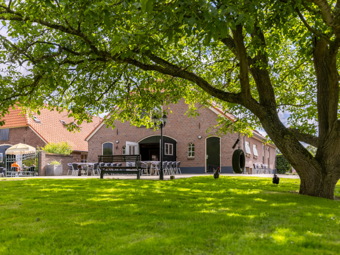 Vakantiehuis in Deest (Gelderland) voor 24 personen met 6 slaapkamers.