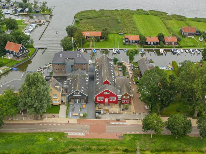 Vakantiehuis in Elahuizen (Friesland) voor 12 personen met 4 slaapkamers.