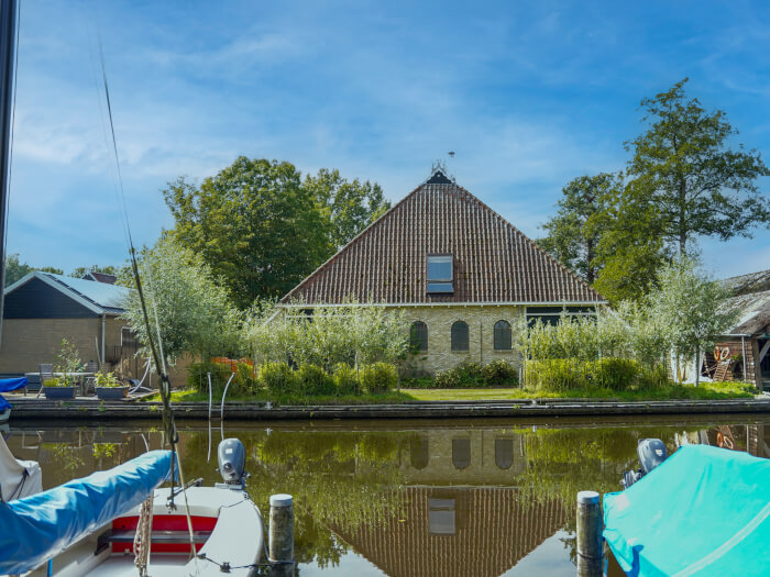 Vakantiehuis in Uitwellingerga (Friesland) voor 12 personen met 6 slaapkamers.