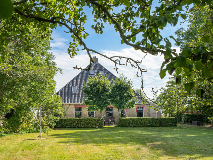 Vakantiehuis in Uitwellingerga (Friesland) voor 12 personen met 6 slaapkamers.
