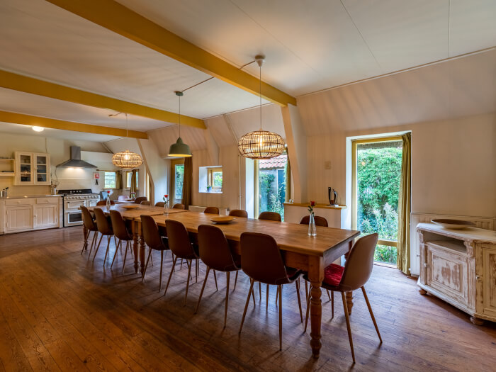 Vakantiehuis in Wapse (Drenthe) voor 16 personen met 6 slaapkamers.