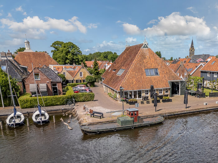 Vakantiehuis in Woudsend (Friesland) voor 16 personen met 6 slaapkamers.