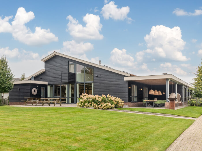 Vakantiehuis in Rekken (Gelderland) voor 16 personen met 8 slaapkamers.