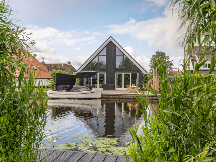 Vakantiehuis in Goingarijp (Friesland) voor 16 personen met 8 slaapkamers.