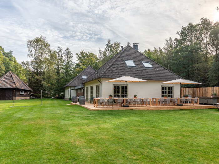 Vakantiehuis in Beekbergen (Gelderland) voor 34 personen met 12 slaapkamers.