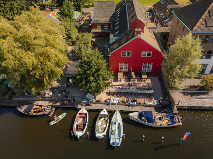 Vakantiehuis in Elahuizen (Friesland) voor 50 personen met 16 slaapkamers.