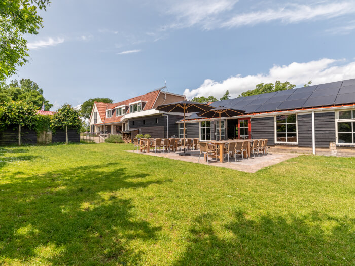 Vakantiehuis in Warns (Friesland) voor 20 personen met 8 slaapkamers.