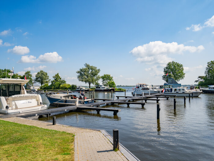 Vakantiehuis in Langweer (Friesland) voor 27 personen met 12 slaapkamers.