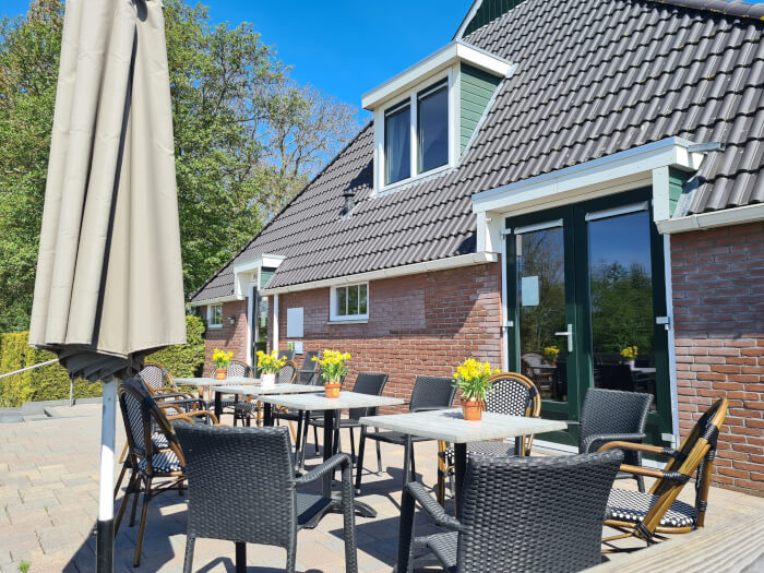 Vakantiehuis in De Veenhoop (Friesland) voor 15 personen met 6 slaapkamers.