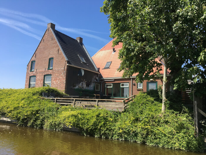Vakantiehuis in St.-Annaparochie (Friesland) voor 16 personen met 8 slaapkamers.