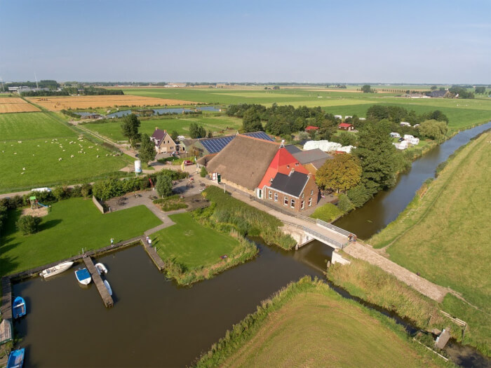 Vakantiehuis in St.-Annaparochie (Friesland) voor 16 personen met 8 slaapkamers.