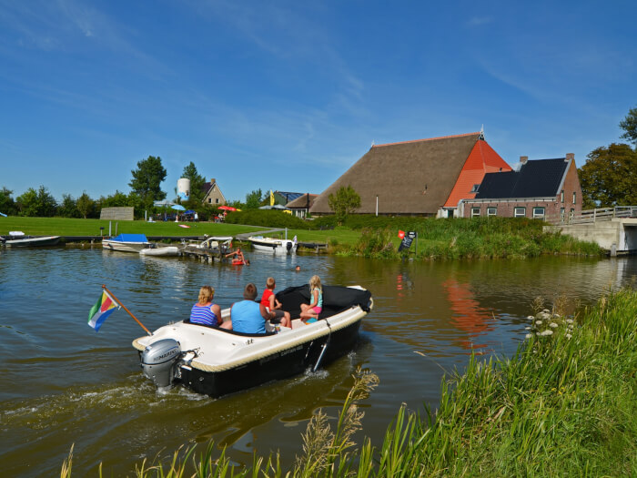Vakantiehuis in St.-Annaparochie (Friesland) voor 16 personen met 8 slaapkamers.