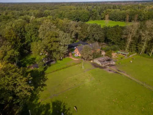 Luxe familiehuis met open haard en privékamers