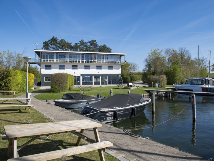 Vakantiehuis in Wolphaartsdijk (Zeeland) voor 30 personen met 8 slaapkamers.