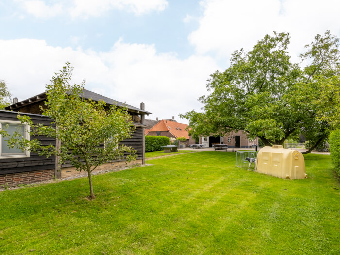 Vakantiehuis in Deest (Gelderland) voor 16 personen met 6 slaapkamers.