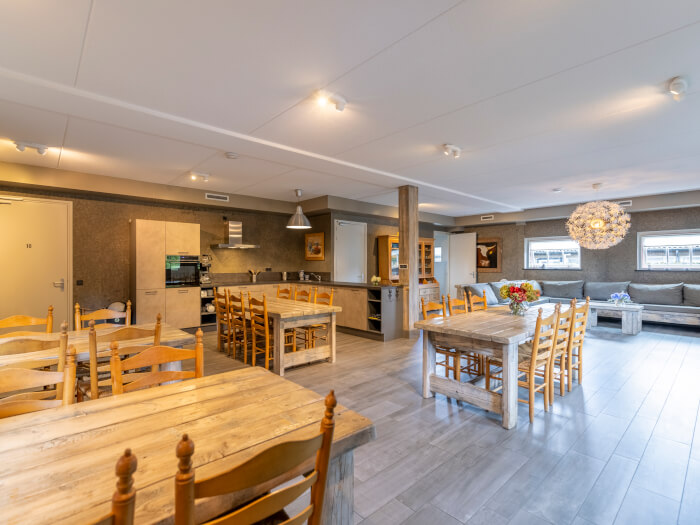 Vakantiehuis in Deest (Gelderland) voor 16 personen met 6 slaapkamers.