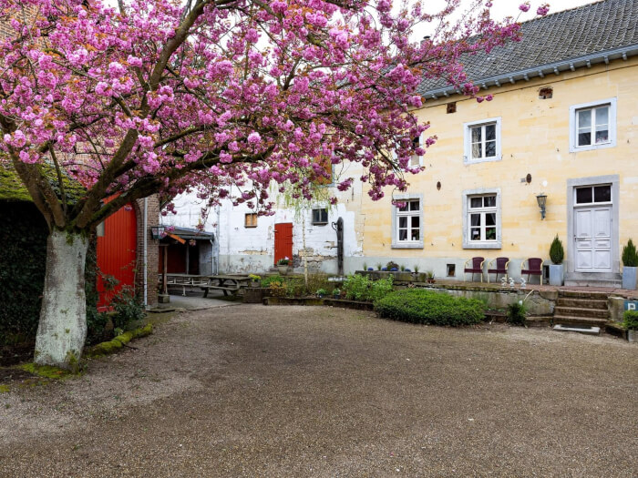 Vakantiehuis in Schin op Geul (Limburg) voor 20 personen met 6 slaapkamers.