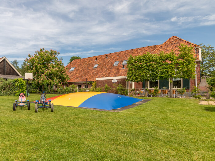 Vakantiehuis in Eibergen (Gelderland) voor 38 personen met 17 slaapkamers.