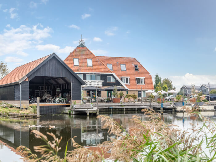 Vakantiehuis in Workum (Friesland) voor 24 personen met 12 slaapkamers.