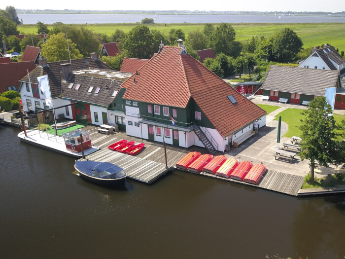 Vakantiehuis in Goingarijp (Friesland) voor 50 personen met 14 slaapkamers.
