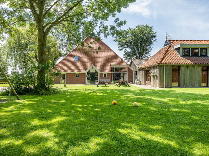 Vakantiehuis in Hindeloopen (Friesland) voor 27 personen met 10 slaapkamers.
