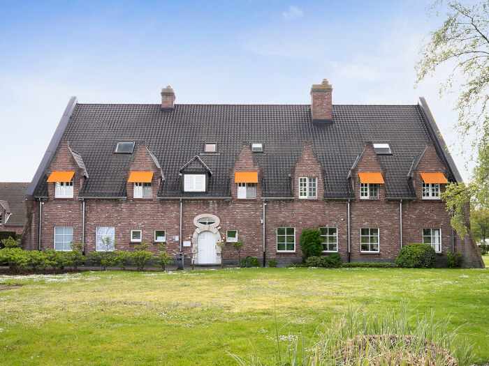 Vakantiehuis in Zelzate (Oost-Vlaanderen) voor 53 personen met 26 slaapkamers.