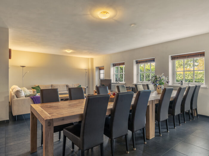 Vakantiehuis in Oosterhout (Noord-Brabant) voor 16 personen met 6 slaapkamers.